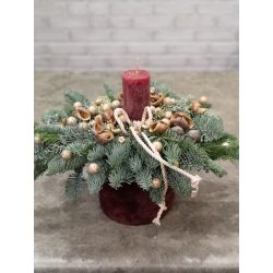 Burgundy Christmas table decoration 